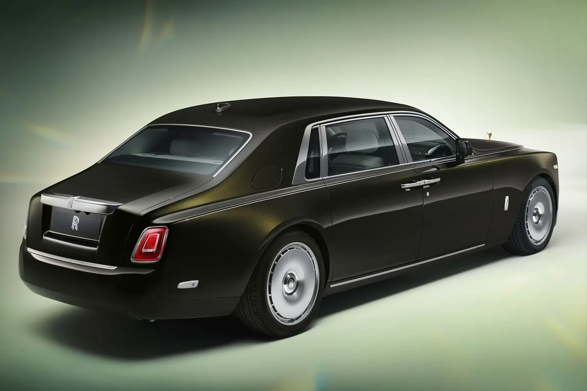 The Rolls-Royce Phantom Extended Series II parked with a green and white glow around it. 